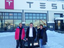 Tesla Kurzer Stopp in Tromsø, an der nördlichsten Tesla-Werkstatt der Welt.