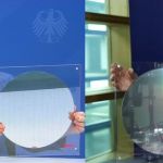 Bundeskanzlerin Angela Merkel und EU-Kommissarin  Margrethe Vestager präsentieren bei der Eröffnung der Bosch-Fab jeweils einen 300-mm-Wafer für das Eröffnungsbild. (Quelle/Screenshot: Alfred Vollmer)