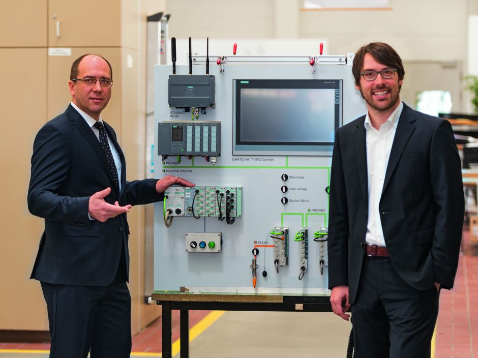 Paul Pletner (l.) und Christian Dörner von Siemens im Interview über schaltschranklose Maschinenkonzepte.