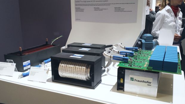 Bild 4 PCIM: In Zusammenarbeit mit dem Fraunhofer IWES entwickelte Infineon in einem öffentlich geförderten Projekt einen AC/DC-Wandler mit SiC-Bauelemente und einer Schaltfrequenz von 48 kHz. Die Spulen für das 48-kHz-System (Mitte) sind im Vergleich zu denen im Si-System mit 12 kHz (links) deutlich kleiner.