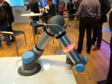 MRK Hannover Messe 2017: Die farbliche Anzeige informiert Anwender, ob der Roboter im klassischen oder im kollaborativen Modus arbeitet. Per Berührung lässt sich die Betriebsart wechseln.