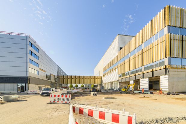 Bosch stellt derzeit am Standort Dresden seine 300-mm-Halbleiterfab für Automotive-ASICs fertig. Dies ist die größte Einzelinvestition in der Firmengeschichte von Bosch.