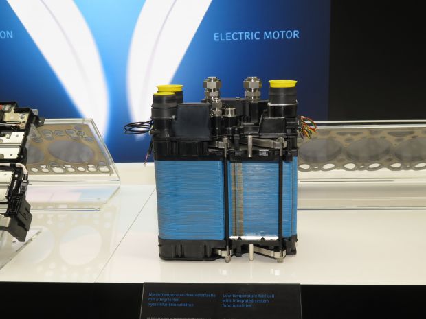 Elring Klinger zeigte eine Niedertemperatur-Brennstoffzelle, die in Stack-Ausführungen mit 40 bis 260 Zellen für 8,9 bis 57,7 kW erhältlich ist.