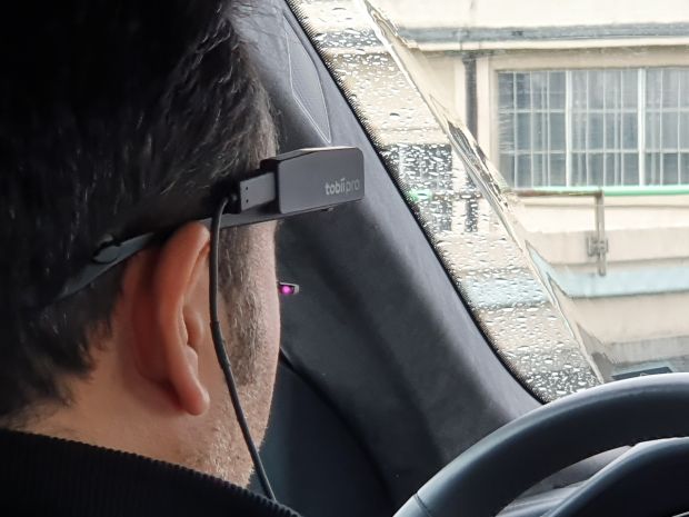 In einem vorausfahrenden Auto ist der Fahrer mit einem Eye-Tracker von Tobii ausgestattet