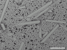 Chrom(VI)-frei gebeizte Oberfläche eines glasfaserverstärkten PPS-Materials.