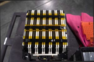 Batteriepacks für Elektrofahrzeuge bestehen aus großen Modulen, die wiederum aus mehreren kleineren Batterien zusammengesetzt sind.