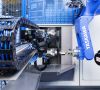 Handling-Roboter: Der Roboter führt die Bauteile dem Drehbearbeitungszentrum zu. Yaskawa