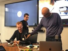 Satya Nadella, CEO Microsoft, verwendet die Wandelbots Technologie, um einem 8.000 km entfernten Roboter eine Klebeapplikation beizubringen. Das Bild enstand, als Microsoft Wandelbots einlud, um Satya Nadella die Lösung vorzustellen.