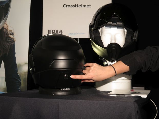 Helm mit eingebautem Rückspiegel: Das Kamerasignal (die Hand zeigt darauf) wird in den Sichtbereich eingespiegelt.
