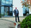 Geschäftsführer Johannes Rehm vor der Firmenzentrale von Rehm Thermal Systems in Blaubeuren.