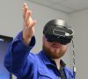Marc Schneider, Teamleiter in der Getriebemontage, bei der Simulation der neuen Produktionslinie via Virtual Reality.