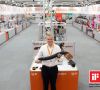 Igus-Geschäftsführer Frank Blase zeigt die neuentwickelte Roboter-Energiezuführung TRX auf dem Stand der physisch-virtuellen Hausmesse.