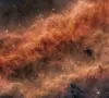 Das JWST hat neue Details über die Galaxie SPT0418-47 erfasst, die durch seine Infrarot-Fähigkeiten, die Licht sehen können, das für das menschliche Auge unsichtbar ist und durch kosmischen Staub hindurchsehen können, ermöglicht wurden. Die Raumobservatorium erhielt eine Unterstützung von einem Phänomen, das als Gravitationslinseneffekt bekannt ist. Durch die Kombination der erstaunlichen Fähigkeiten des JWST mit einer natürlichen "kosmischen Vergrößerungsglas" konnten die Astronomen sogar mehr Details sehen, als sie sonst könnten.