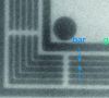 Bild 2: Bild des Prüfkörpers in einer Aufnahme mit den neuen Computertomografiesysteme von Yxlon; auch die 150 nm breiten Spalten sind klar sichtbar.