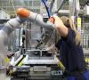 Bis 2018 nehmen laut IFR-Statistik 1,3 Millionen Roboter ihre Arbeit in der Industrie auf.