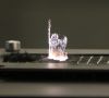 Bearbeitung eines Carbonfaser-Bauteils mit einem 200-Watt-Ultrakurzpulslaser von Amphos. Trumpf