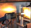 In einem intern entwickelten Brandtest, in denen eine über 1000 °C heiße Flamme in Kombination mit einem abrasiven Partikelstroms unter dem Batteriedeckel platziert wird, hat sich das Material bewährt.