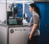Maschinen wie dieses Fräsbearbeitungszentrum lassen sich über die Spracherkenner- und die Audiotechnologie aus dem Fraunhofer IDMT in Oldenburg steuern.
