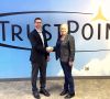 Mit einem symbolischen Handschlag besiegeln Davin MacFarlane, Managing Director Etas Embedded Systems Canada, und Sherry Shannon-Vanstone, CEO von Trustpoint, die Übernahme.