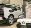 Der autonome mobile Laderoboter für E-Autos soll der E-Mobilität zu mehr Fläche verhelfen und Sorgen um Reichweite und Lademöglichkeiten ausräumen.