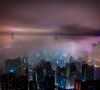 Hongkong mit Wolken bei Nacht