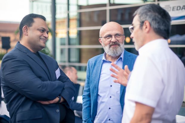 Sanjay Ravi und Robert Lokner (beide Microsoft) diskutieren mit Alfred Vollmer (AUTOMOBIL-ELEKTRONIK) über Cloud-Lösungen für die Automotive-Branche.