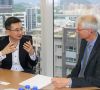 Noodoe-Chairman John Wang im Gespräch mit emobility tec-Redakteur Gunnar Knüpffer