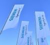 Bei Siemens geht es im laufenden Geschäftsjahr stetig bergauf. Bereits zum dritten Mal erhöht das Unternehmen daher die Prognose. -