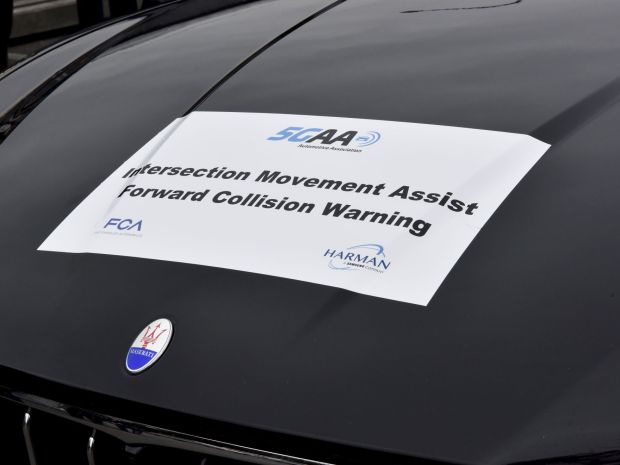 FCA und Harman (Samsung) zeigten den Intersection Movement Assist, der vernetzte Fahrzeuge sicher durch unübersichtliche Kreuzungen manövriert.