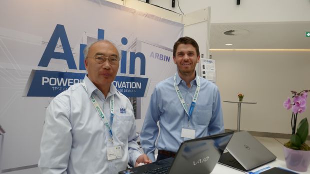 James Li (links) und Stephen Parker (rechts) repräsentierten Arbin Instruments auf der Advanced Battery Power. Das Unternehmen fertigt Testgeräte für Batterien – von der µA-Einzelzelle bis zum 300-kW-Batteriepack.