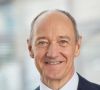 Der Diplom-Physiker Dr. Roland Busch ist neuer Vorstandsvorsitzender von Siemens. Er begann seine berufliche Laufbahn 1994 bei dem Münchner Technologiekonzern. Siemens