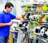 Elektroniker montiert eine Maschine in einer Fabrik // electroni
