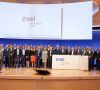 Der Gesamtvorstand des ZVEI hat Gunther Kegel (links neben dem Pult) für weitere drei Jahre als Präsident des Verbandes bestätigt.