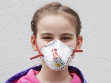 FIT stellt wiederverwendbare Kindermasken aus Kunststoff her.