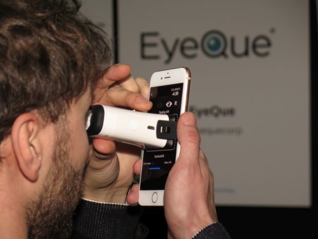 Mit einem App-gesteuerten Aufsatz fürs Handy einen Sehtest durchführen – wohl damit man dem Optiker oder Augenarzt sagen kann, welche Werte die Brille wirklich haben soll. Es funktionierte im Selbsttest erstaunlich gut. CES 2019