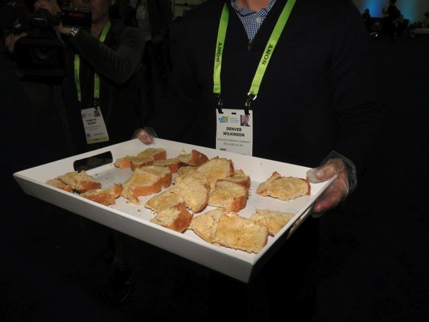 Der CEO persönlich verteilt wohlschmeckende Brot-Kostproben, die vor Ort…