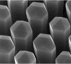 Nanodrähte aus Germanium-Silizium-Legierung mit hexagonalem Kristallgitter können Licht erzeugen. Für Photonik-Chips lassen sie sich direkt in die gängigen Halbleiterherstellungsprozesse integrieren.