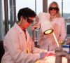 Wunden löten mit einer Nanopartikel-Paste und Licht: Oscar Cipolato und Inge Herrmann im «Particles-Biology Interactions»-Labor der Empa in St. Gallen.