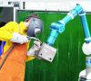 Roboter-Prototyp in der Anwendungsstudie bei Woll Maschinenbau in Saarbrücken: Der Roboterarm unterstützt einen Menschen bei Schweißarbeiten durch Halten und Positionieren des Werkstücks während des Schweißprozesses.