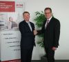 Kevin Decker von CircuitByte (l.) und Stephan Häfele von Aegis Software freuen sich über die künftige paneuropäische MES-Partnerschaft. Aegis