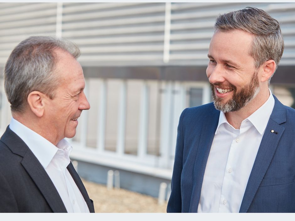Stefan Theiler (re.) hat die Verantwortung als Geschäftsführer von Schurter in Deutschland übernommen, während sein Vorgänger Bruno Ochs in eine Managementposition der Unternehmensgruppe gewechselt hat. Schurter