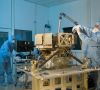 Forscher arbeiten am Filterrand für das James-Webb-Teleskop