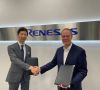 Hidetoshi Shibata (CEO von Renesas) und Gregg Lowe (CEO von Wolfspeed) beim Abschluss des Lieferabkommens für SiC-Wafer im Renesas-Headquarter in Tokio.
