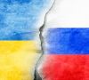 Flaggen der Ukraine und Russland mit einem Riss dazwischen