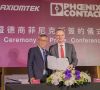 Phoenix Contact übernimmt den taiwanesischen Ethernet-Spezialisten Etherwan Systems: YT Yang, CEO bei Axiomtek (li), und Roland Bent, CTO Phoenix Contact (re) bei der Vertragsunterzeichnung.