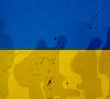 Ukraine Flagge an der Wand und Schatten der Soldaten und Flüchtlinge verlassen. Ukraine Krieg Konzept