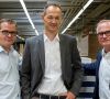Christian Oetker-Kast (links., Casimir Kast) und Jürgen Bichelmeier (rechts, Rack&Schuck) mit dem neuen Geschäftsführer der Kraft Display GmbH, Michael Butkus.