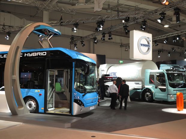 Nicht nur Renault sondern auch Volvo greift die Idee eines E-Müllfahrzeugs auf, und Volvo zeigt auch einen Hybridbus mit Pantografen…