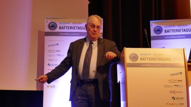 Den zweiten Konferenztag eröffnete Batteriekoryphäe Prof. Stanley Whittingham von der State University of New York mit seinem Vortrag zu Fortschritten in der Materialforschung für Batterien. Seine Kernaussage ist: Cobalt has to go!