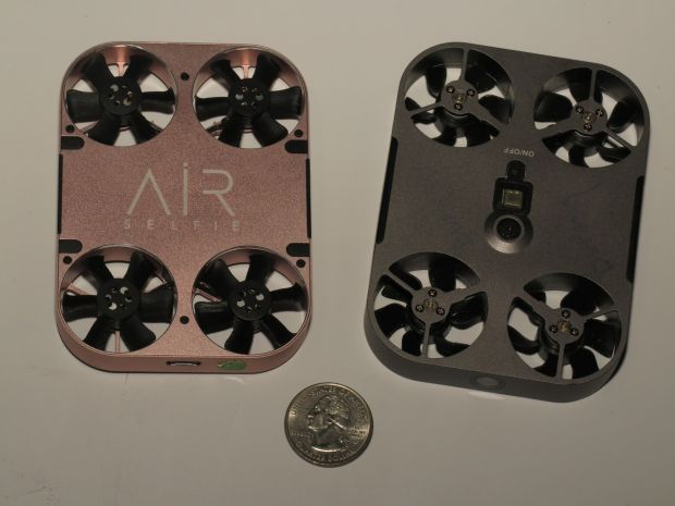 Selfie-Drohne (links die Oberseite, rechts die Unterseite mit der Kamera) für Aufnahmen von oben nach unten: Ein Propeller hat etwa den Durchmesser einer Zwei-Euro-Münze.